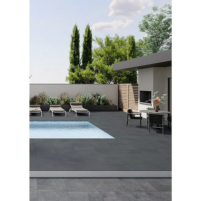 Art-Tec by Palazzo Terrassenfliese60 x 60 x 2 cm, Graphit, Matt - Exklusiver Außenbereich mit grauen Bodenfliesen, Pool und Liegestühlen. Moderne Gartengestaltung mit stilvoller Atmosphäre.