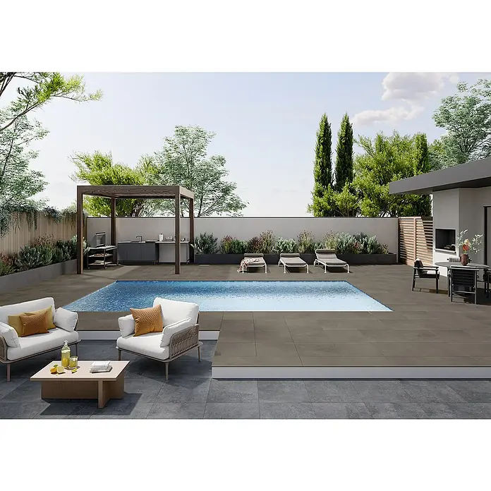 Art-Tec by Palazzo Terrassenfliese - 60 x 60 x 2 cm, Taupe, Matt - Einladender Außenbereich mit großformatigen grauen Fliesen um einen Pool, ergänzt durch eine Pergola und stilvolle Gartenmöbel.