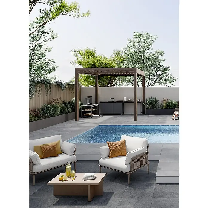 Art-Tec by Palazzo Terrassenfliese - 60 x 60 x 2 cm, Steel, Matt - Einladende Gartenszene mit stilvollen Sesseln, Couchtisch und Pool, ergänzt durch eine moderne Außenküche unter einer Pergola.