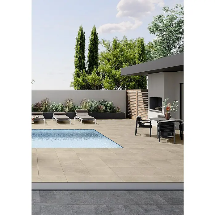 Art-Tec by Palazzo Terrassenfliese - 60 x 60 x 2 cm, Creme, Matt - Bild einer Außenfliese, die einen Poolbereich umgibt, mit Liegestühlen und einem Essbereich im Hintergrund.