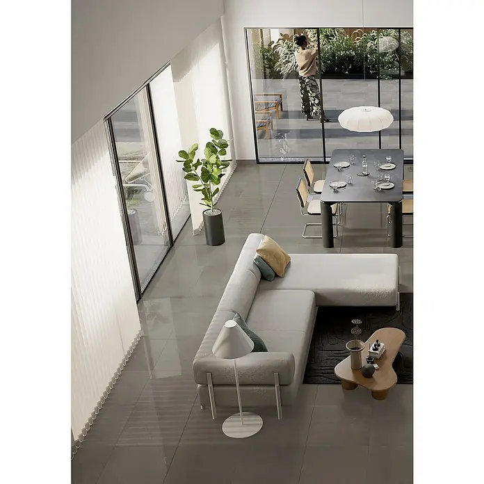 Art-Tec by Palazzo Feinsteinzeugfliese - 59,5 x 59,5 cm, Taupe, Glänzend - Helle Inneneinrichtung mit stilvollem Ecksofa, Esstisch und Zimmerpflanze, die eine moderne und einladende Atmosphäre schafft.