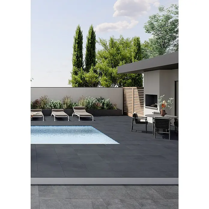 Art-Tec by Palazzo Terrassenfliese - 60 x 60 x 2 cm, Onyx, Matt - Terrasse mit modernem, rechteckigem Pool und dunklen Bodenfliesen, umgeben von Liegestühlen und stilvollen Gartenmöbeln für entspannte Stunden.