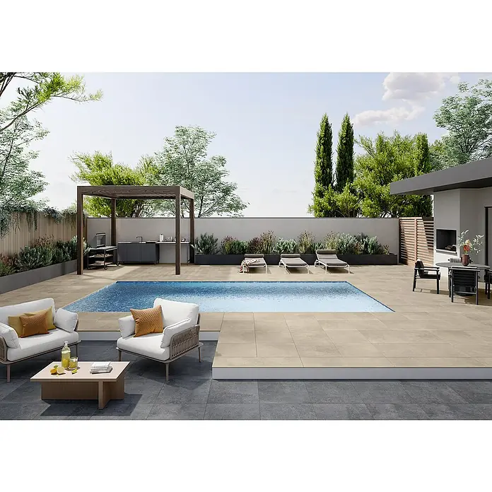 Art-Tec by Palazzo Terrassenfliese - 60 x 60 x 2 cm, Creme, Matt - Die Abbildung zeigt einen Außenbereich mit einem Pool, umgeben von Terrassenplatten in verschiedenen Farben. Loungemöbel laden zum Verweilen ein.