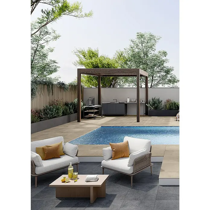 Art-Tec by Palazzo Terrassenfliese - 60 x 60 x 2 cm, Creme, Matt - Lounge-Bereich im Freien mit stilvollen Sesseln, Couchtisch und Outdoor-Küche am Pool für entspannte Stunden im Garten.