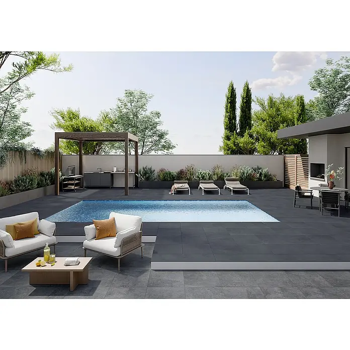 Art-Tec by Palazzo Terrassenfliese - 60 x 60 x 2 cm, Onyx, Matt - Ein Außenbereich mit einem einladenden Pool, Loungemöbeln und einer Outdoor-Küche, die zum Entspannen und Genießen einlädt.