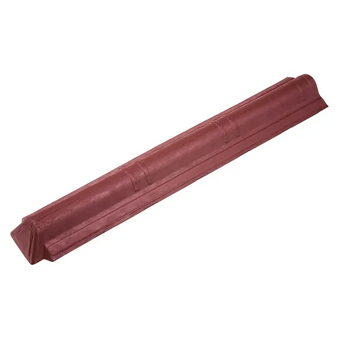 Onduline Teja de caballete para cumbrera de cierre Onduvilla - 106 x 18 x 8 cm, Rojo - Primer plano de una teja roja que se utiliza en un tejado para protegerlo de los elementos.