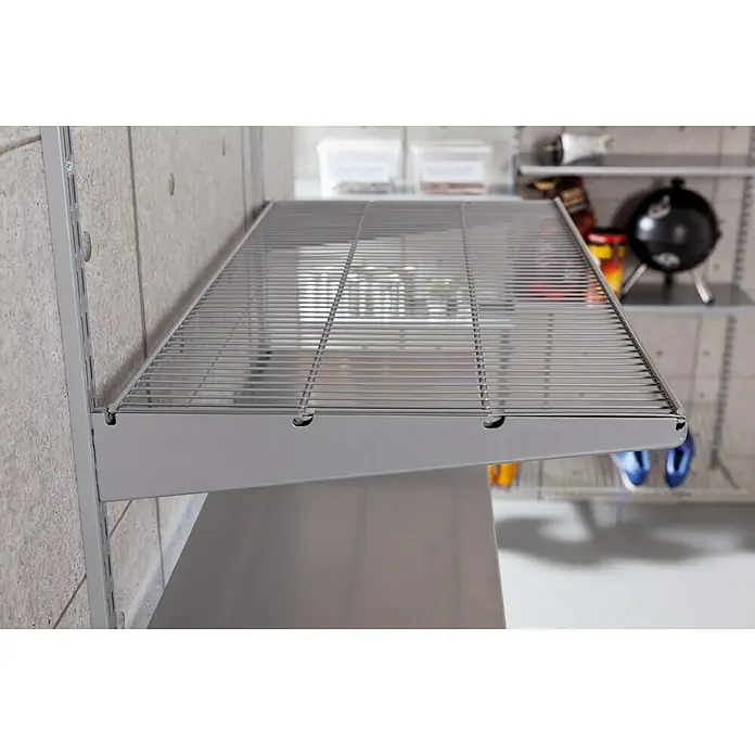 Element System Twin Drahtboden Vario180 x 40 cm, Geeignet für: Twin Drahtbodenträger, Weiß/Aluminium - Nahaufnahme eines modernen, grauen Drahtregals, das an einer Betonwand befestigt ist und zusätzlichen Stauraum bietet.