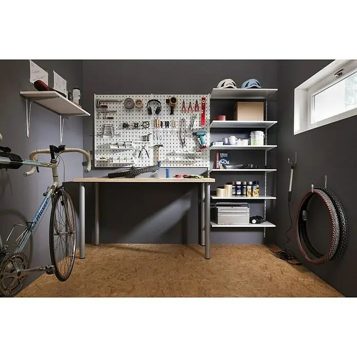 Element System Classic Lochwand-Set Organizer 2 - 2 x Stahllochplatten 80 x 20 cm, 2 x Wandschienen 50 cm, 19 verschiedene Werkzeughalter und Boxen, Montagematerial, 29 -tlg. - Werkstatt mit Werkbank, Regalen und Fahrrad. Die Werkbank bietet viel Platz für Reparaturen und Projekte.