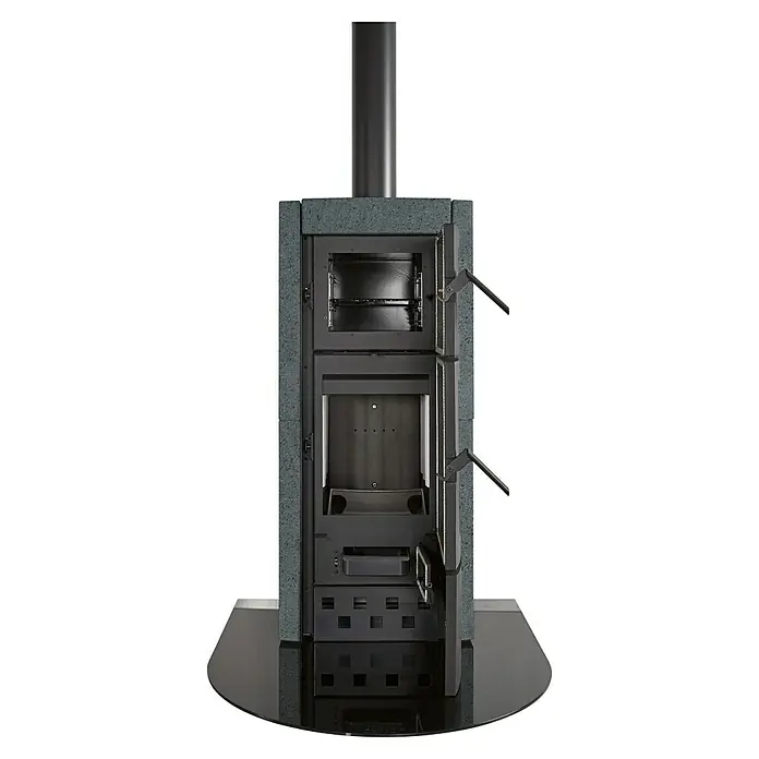 La Nordica Kaminofen Ester Forno Evo - 8,2 kW, Raumheizvermögen: 235 m³, Schwarz - Ein vielseitiger Holzofen mit Steinverkleidung, der Wärme und Stil in jeden Raum bringt. Die Ofentür steht offen und gibt Einblick.