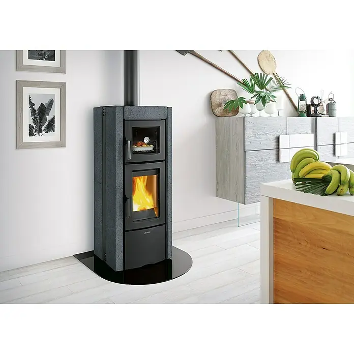 La Nordica Kaminofen Ester Forno Evo - 8,2 kW, Raumheizvermögen: 235 m³, Schwarz - Ein moderner Holzofen mit Backfach. Das Steinverkleidete Ofenmodell ist eine stilvolle Ergänzung für jeden Wohnraum.