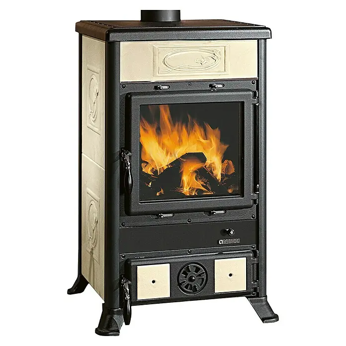 La Nordica Kaminofen Rosella R1 BII - 8,8 kW, Raumheizvermögen: 252 m³, Material Verkleidung: Keramik, Cremeweiß - Eine detaillierte Aufnahme eines Kaminofens, der Wärme und Eleganz in jeden Raum bringt.\n