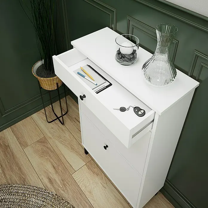 Meka Block Zapatero K-307 - L x An x Al: 25 x 61 x 110 cm, Blanco Soft, Número de compartimentos: 2 ud. - Un zapatero blanco con un cajón abierto, que muestra llaves, un bloc de notas, un jarrón y una vela encima.
