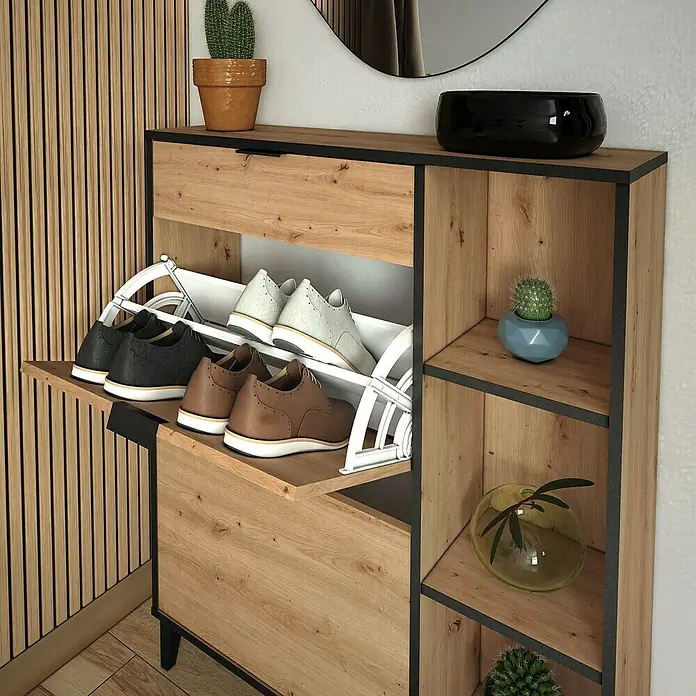 Meka Block Zapatero K-305 - L x An x Al: 24,5 x 90 x 111 cm, Roble Albar/Pizarra, Número de compartimentos: 2 ud. - Un moderno zapatero de madera con detalles en negro, que cuenta con múltiples compartimentos y zapatos bien presentados.