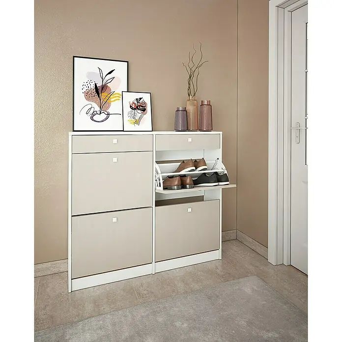 Meka Block Zapatero K-306 - L x An x Al: 27 x 117 x 105 cm, Blanco liso/Textil, Número de compartimentos: 4 ud. - Elegante zapatero beige y blanco. El compartimento abierto muestra zapatos, mientras que objetos decorativos se asientan en la parte superior.