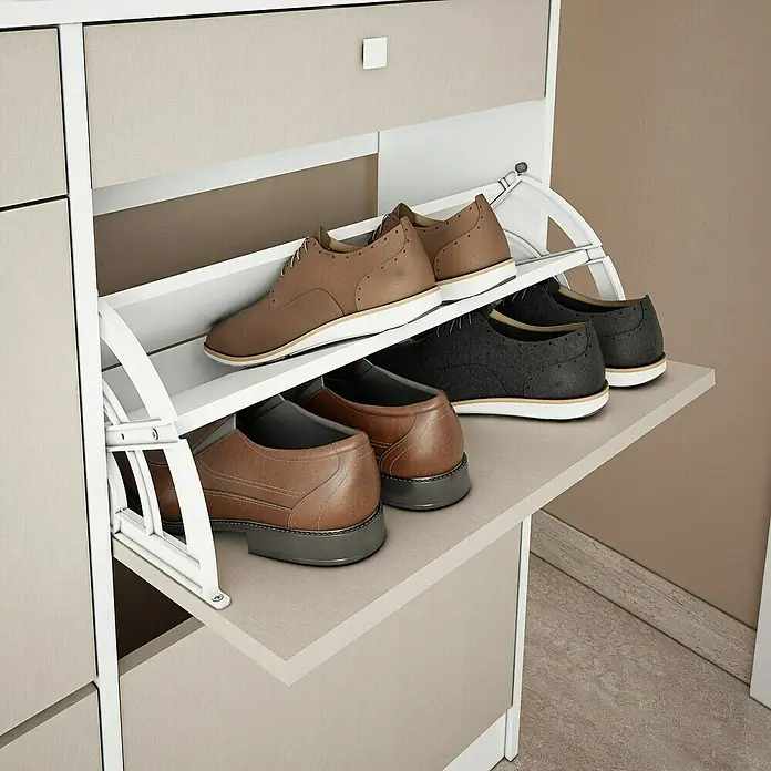Meka Block Zapatero K-306 - L x An x Al: 27 x 117 x 105 cm, Blanco liso/Textil, Número de compartimentos: 4 ud. - Un primer plano de un zapatero con varios pares de zapatos de hombre bien guardados en tonos marrones y negros. Almacenamiento práctico.