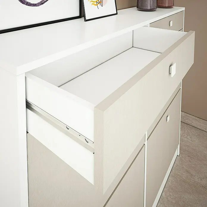 Meka Block Zapatero K-306 - L x An x Al: 27 x 117 x 105 cm, Blanco liso/Textil, Número de compartimentos: 4 ud. - Primer plano de una cómoda moderna con un cajón parcialmente abierto, que revela los rieles y el interior.