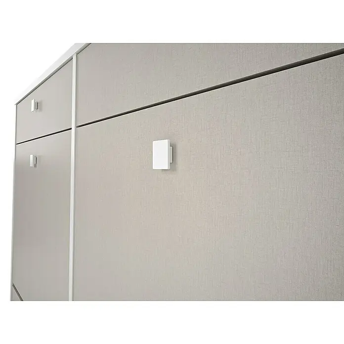 Meka Block Zapatero K-306 - L x An x Al: 27 x 117 x 105 cm, Blanco liso/Textil, Número de compartimentos: 4 ud. - Primer plano de un armario moderno con tiradores cuadrados y elegantes que acentúan el diseño minimalista.