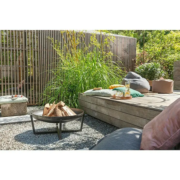 Sitting Point Sitzsack Beanbag Easy - L, Grau, 100 % Polyester - Der runde Feuerkorb aus Metall, gefüllt mit Holz, steht im Fokus dieses Gartens mit Sitzgelegenheiten und rustikalem Charme.