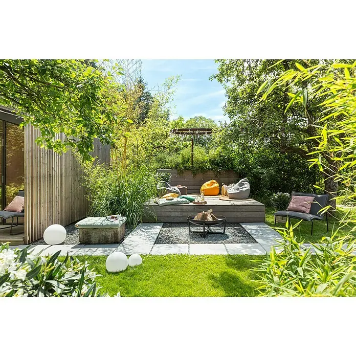Juteteppich Nature 501 - Naturbraun, 230 x 160 cm, 100 % Jute - Entspannen Sie im Freien mit stilvollen Sitzsäcken und einem gemütlichen Feuerkorb auf einer modernen Terrasse.