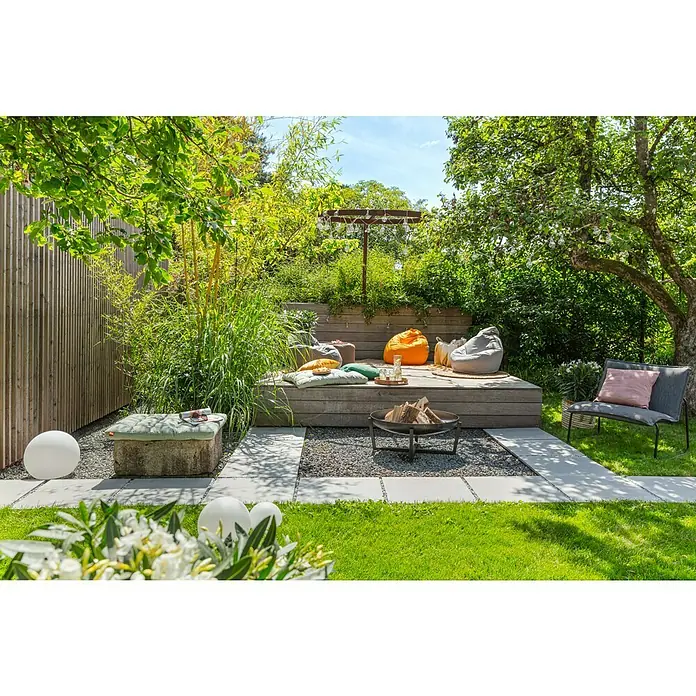 Juteteppich Nature 501 - Naturbraun, 230 x 160 cm, 100 % Jute - Einladende Gartengestaltung mit Sitzbereich, Feuerstelle und üppiger Bepflanzung für entspannte Stunden im Freien. Gemütliche Atmosphäre mit stilvollen Outdoor-Möbeln.
