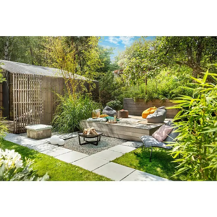 Juteteppich Nature 501 - Naturbraun, 230 x 160 cm, 100 % Jute - Einladender Außenbereich mit einem stilvollen Lounge-Bereich, Sitzsäcken und einem gemütlichen Feuerkorb für entspannte Stunden im Garten.