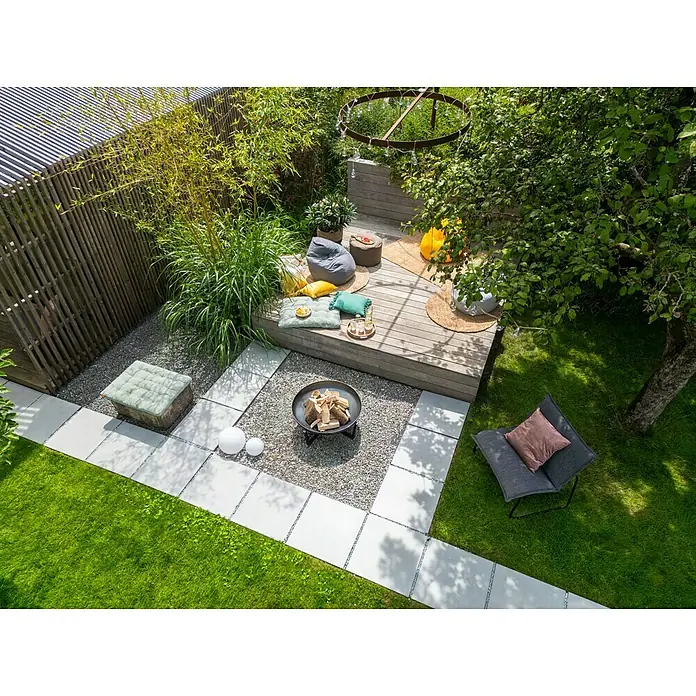 Juteteppich Nature 501 - Naturbraun, 230 x 160 cm, 100 % Jute - Ein einladender Außenbereich mit Feuerstelle, Sitzgelegenheiten und üppigem Grün, ideal zum Entspannen und Genießen der Natur.