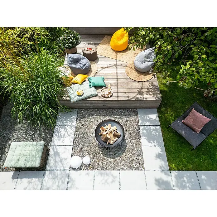 Juteteppich Nature 501 - Naturbraun, 230 x 160 cm, 100 % Jute - Einladender Außenbereich mit Sitzgelegenheiten, Feuerstelle und dekorativen Elementen für gemütliche Stunden im Garten.