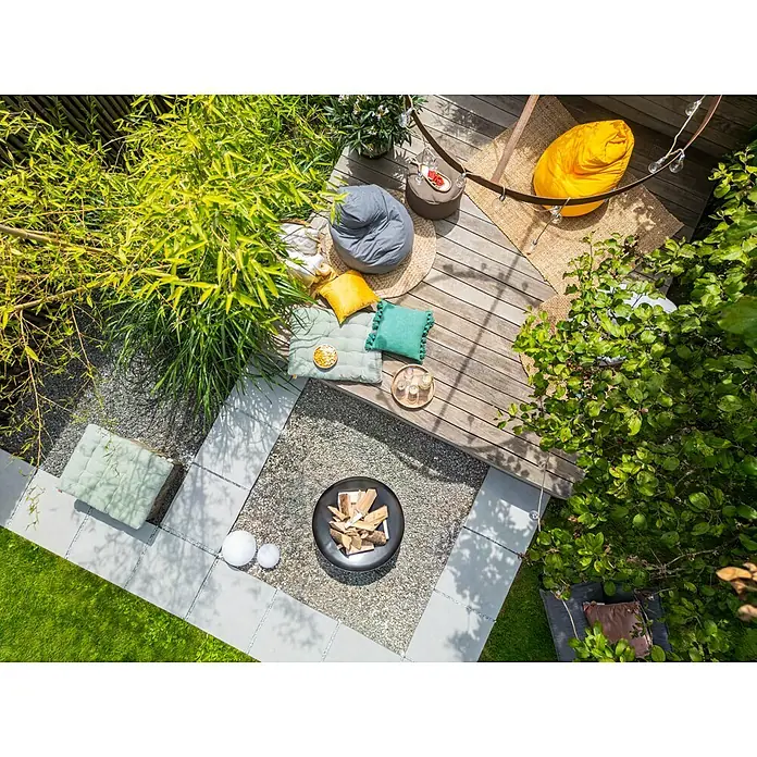 Juteteppich Nature 501 - Naturbraun, 230 x 160 cm, 100 % Jute - Gemütliche Outdoor-Lounge mit Feuerstelle und Sitzgelegenheiten auf einer Holzterrasse mit Kissen, Decken und Lichterketten für entspannte Stunden.