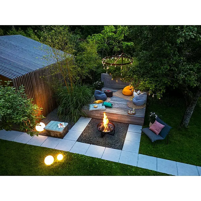 Juteteppich Nature 501 - Naturbraun, 230 x 160 cm, 100 % Jute - Stimmungsvolle Gartengestaltung mit Feuerstelle, Sitzbereich und Beleuchtung für gemütliche Abende im Freien.