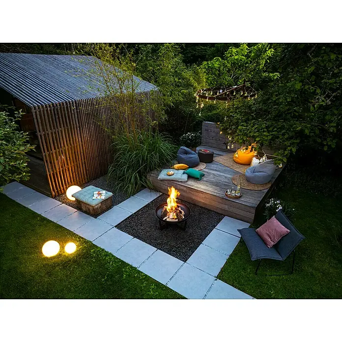 Juteteppich Nature 501 - Naturbraun, 230 x 160 cm, 100 % Jute - Gemütlicher Gartenbereich mit Feuerstelle, Sitzgelegenheiten und Beleuchtung für entspannte Abende im Freien.