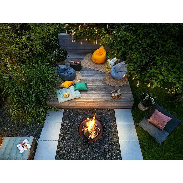 Juteteppich Nature 501 - Naturbraun, 230 x 160 cm, 100 % Jute - Gemütlicher Außenbereich mit Sitzsäcken, Kissen und einer Feuerstelle. Die Lichterkette sorgt für eine stimmungsvolle Atmosphäre.