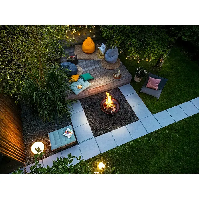 Juteteppich Nature 501 - Naturbraun, 230 x 160 cm, 100 % Jute - Gemütliche Gartengestaltung mit Feuerstelle, Sitzgelegenheiten und stimmungsvoller Beleuchtung für entspannte Abende im Freien.
