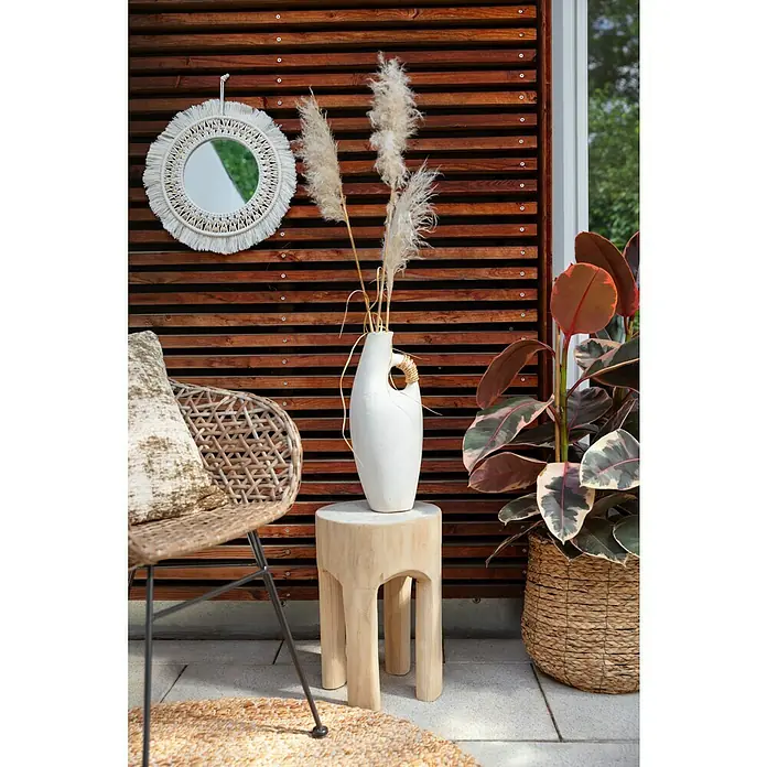 Kissen LeneMilitary Olive, 45 x 45 cm, 100 % Baumwolle - Dekoratives Interieur mit Spiegel, Vase und Pflanze auf Terrasse. Das Holz sorgt für Wärme und die Accessoires für einen modernen Look.