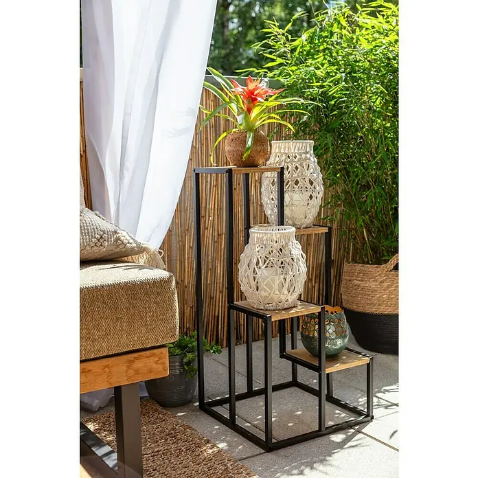 Juteteppich Nature 501 - Naturbraun, 230 x 160 cm, 100 % Jute - Aufnahme eines dekorativen dreistufigen Pflanzenständers aus Holz und Metall, der mit verschiedenen Vasen und Pflanzen geschmückt ist.