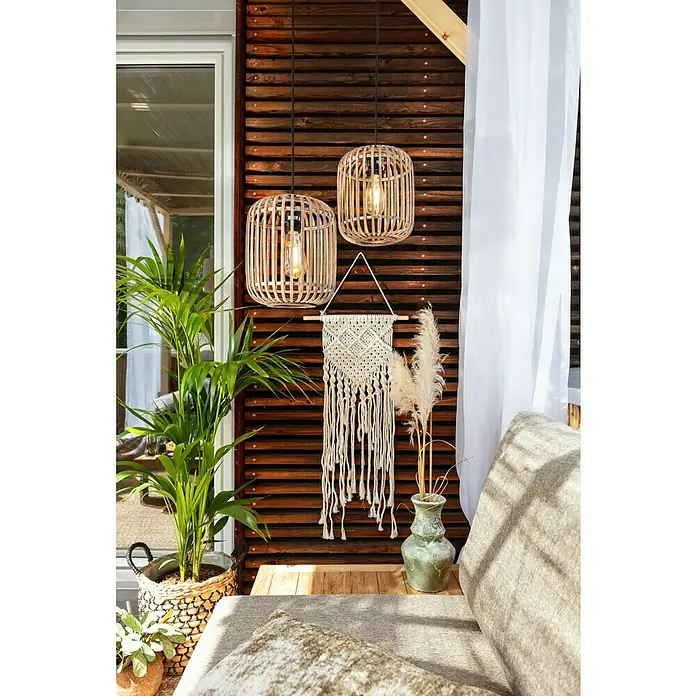 Vase - Ø x H: 15 x 27 cm, Keramik, Grün - Dekorative Szene mit zwei hängenden Lampen mit Holzkäfig und einer Makramee-Wanddekoration vor einer Holzwand. Eine grüne Pflanze belebt den Raum.