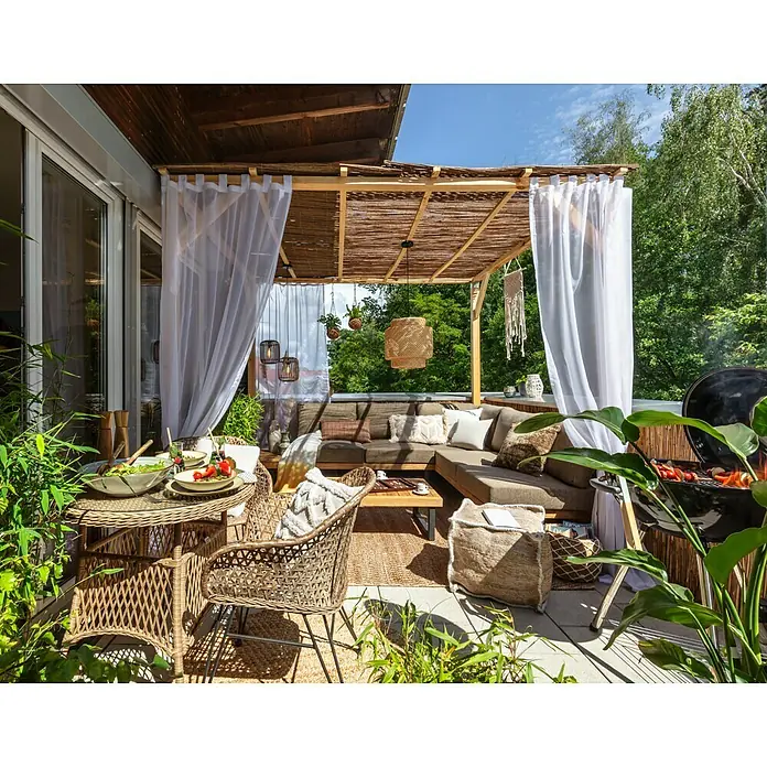 Juteteppich Nature 501 - Naturbraun, 230 x 160 cm, 100 % Jute - Einladender Außenbereich mit Grill, Sitzgruppe und Esstisch unter einem schattigen Pavillon. Die Rattanmöbel ergänzen das natürliche Ambiente.