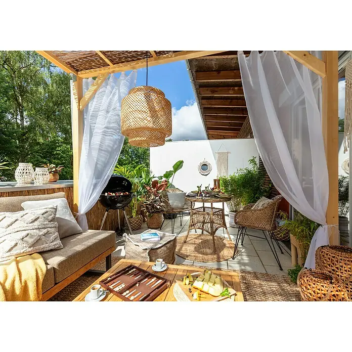 Juteteppich Nature 501 - Naturbraun, 230 x 160 cm, 100 % Jute - Einladende Terrasse mit Grill, Sitzmöbeln und Dekorationen für entspannte Stunden im Freien.
