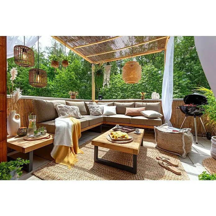 Kissen OlafPumice Stone, 60 x 40 cm, 90 % Polyester, 10 % Baumwolle - Einladende Terrasse mit Loungemöbeln, Holztisch, Grill und dekorativer Beleuchtung. Der Outdoor-Bereich strahlt Gemütlichkeit aus.