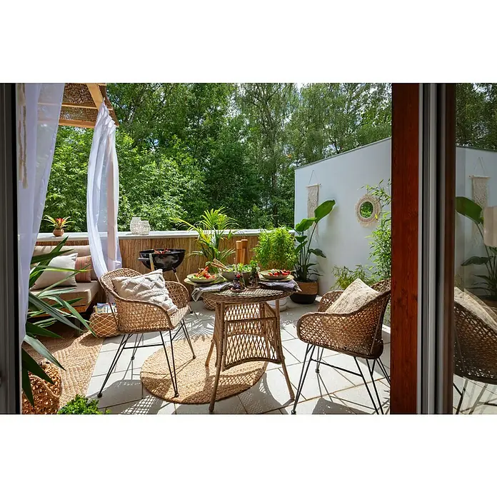 Juteteppich Nature 501 - Naturbraun, 230 x 160 cm, 100 % Jute - Einladende Terrasse mit Rattanmöbeln, Grill und üppiger Bepflanzung für entspannte Stunden im Freien.