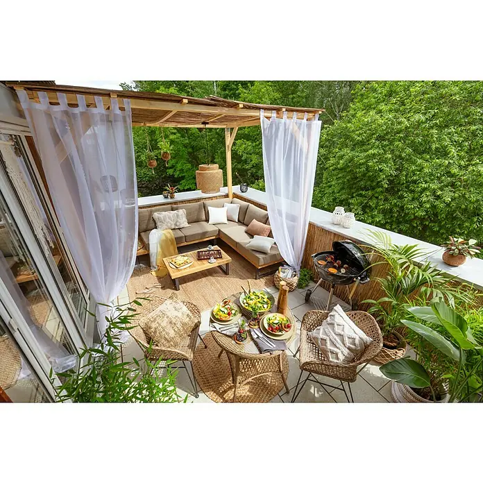 Kissen LeneMilitary Olive, 45 x 45 cm, 100 % Baumwolle - Einladender Außenbereich mit Ecksofa, Grill und Esstisch unter einer Pergola, dekoriert mit Pflanzen für eine entspannte Atmosphäre.
