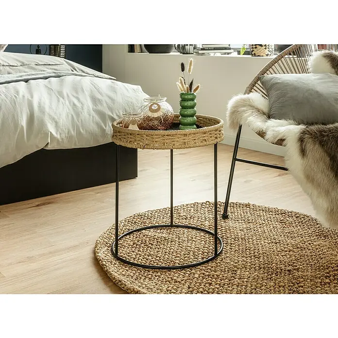 Juteteppich Nature 502 - Naturbraun, Durchmesser: 100 cm, 100 % Jute - Dieser elegante Beistelltisch mit einem geflochtenen Tablett und schlanken schwarzen Beinen verleiht jedem Raum einen Hauch von natürlicher Eleganz.