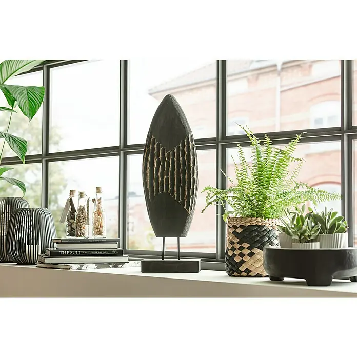 DekofigurL x B x H: 18 x 9 x 58 cm, Schwarz/Gold, Holz - Dekorative schwarze Skulptur auf einem Fensterbrett, umgeben von Pflanzen, Vasen und Büchern, die ein stilvolles Interieur zeigen.