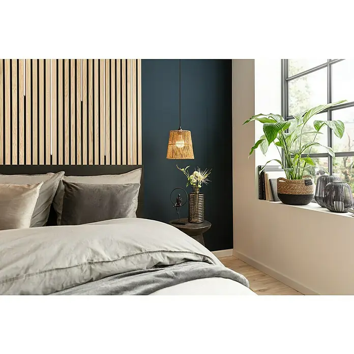 Glasvase Linea - 1 Stk., Farblich sortiert - Grau Mix, Ø x H: 14 x 31 cm - Schlafzimmer-Szene mit einem bequemen Bett, einer stilvollen Lampe und dekorativen Elementen wie einer Pflanze und einer Vase.
