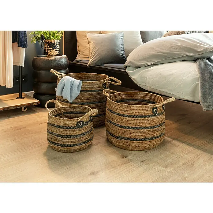 Manta para sofá Happy - 150 x 200 cm, Negro - Tres cestas decorativas de fibra natural con rayas negras y asas, ideales para guardar objetos y como accesorio elegante para el hogar.