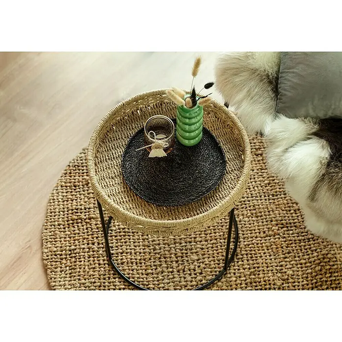 Juteteppich Nature 502 - Naturbraun, Durchmesser: 100 cm, 100 % Jute - Nahaufnahme eines kleinen Beistelltisches mit Dekoartikeln, der eine gemütliche und stilvolle Atmosphäre schafft.