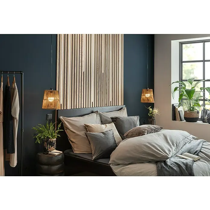 Kissen Finja - Charcoal Grey, 45 x 45 cm, 100 % Polyester - Elegantes Schlafzimmer mit einem gemütlichen Bett, stilvollen Lampen und einer dekorativen Holzwand. Die sanften Farben schaffen eine entspannende Atmosphäre.
