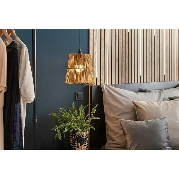 Manta para sofá Happy - 150 x 200 cm, Negro - Lámpara colgante iluminada con pantalla de yute natural tejido, colgada en un dormitorio moderno.