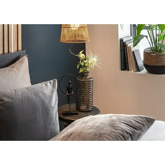 Kissen Finja - Charcoal Grey, 45 x 45 cm, 100 % Polyester - Nahaufnahme eines Schlafzimmers mit einer dekorativen Lampe, einem Nachttisch mit einer Vase und einer Skulptur, sowie Pflanzen auf dem Fensterbrett.