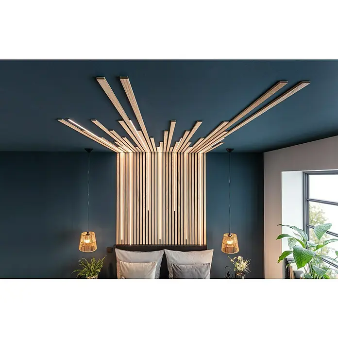 Manta para sofá Happy - 150 x 200 cm, Negro - Dormitorio con techo decorativo de listones de madera y panel de pared a juego, iluminado con luces LED integradas para un ambiente cálido.