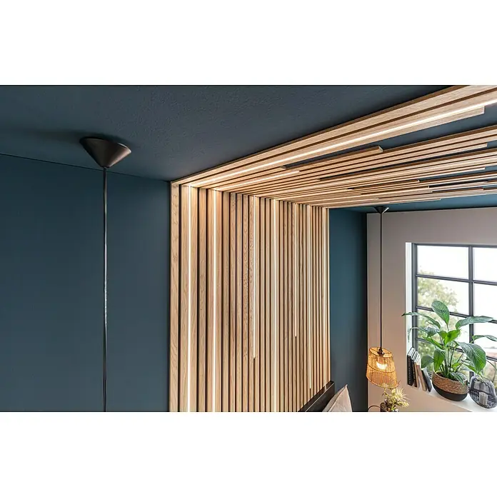b!design Wandpaneel Wall Smart - Eiche Hellbraun, 2.500 x 35 x 9 mm - Ein Innenraum mit einer Wand- und Deckenverkleidung aus Holzlatten mit integrierter Beleuchtung und einer minimalistischen Hängelampe.